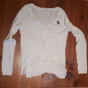 Sweater long sleeve vneck with logo.